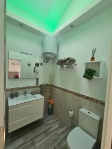 マスパロマスにあるModern Houseのバスルーム(洗面台、トイレ、鏡付)