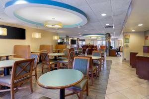 une salle à manger avec des tables et des chaises dans un restaurant dans l'établissement Best Western Plus Wilmington / Wrightsville Beach, à Wilmington