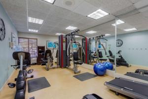 - une salle de sport avec plusieurs tapis de course et appareils de cardio-training dans l'établissement Best Western Plus Wilmington / Wrightsville Beach, à Wilmington
