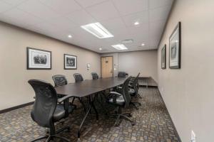 una sala de conferencias con mesa y sillas en Best Western Plus East Side, en Saskatoon