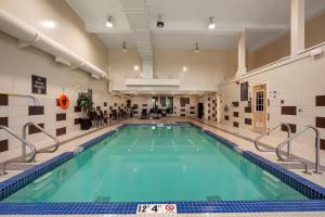 Bazén v ubytování Best Western PLUS Fort Saskatchewan Inn & Suites nebo v jeho okolí