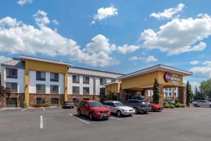 ein Hotel mit Autos auf einem Parkplatz in der Unterkunft Best Western Plus Olympic Inn in Klamath Falls