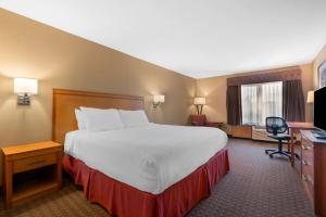 Postel nebo postele na pokoji v ubytování Best Western Plus Olympic Inn