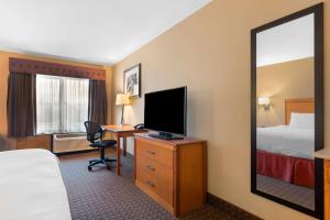 TV a/nebo společenská místnost v ubytování Best Western Plus Olympic Inn