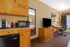 Kuchyň nebo kuchyňský kout v ubytování Best Western Plus Olympic Inn