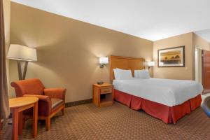 Postel nebo postele na pokoji v ubytování Best Western Plus Olympic Inn