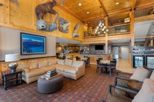 uma sala de estar com um sofá, uma mesa e uma cozinha em Best Western Plus Olympic Inn em Klamath Falls