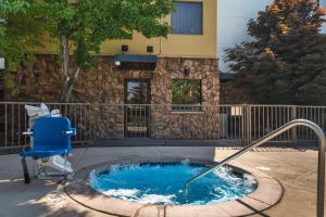 Bazén v ubytování Best Western Plus Olympic Inn nebo v jeho okolí