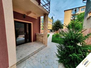 a house with a courtyard with a plant in front of it at Luxury Resort Hostess in Dej