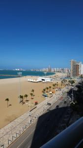 - une vue sur la plage et une rue avec une route dans l'établissement Terraço do Atlântico, à Fortaleza