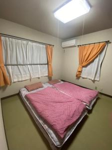 Кровать или кровати в номере 澄心小筑 房东住一楼 客人住二楼 每天只接一组客人 雄琴车站免费接送 提供一台免费停车位