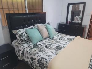 Ένα ή περισσότερα κρεβάτια σε δωμάτιο στο 4 Bedroom 4 Bath & Laundry Room Apartment