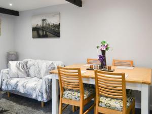 - une salle à manger avec une table et un canapé dans l'établissement Just Janes Hangout, à Miningsby