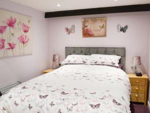 a bedroom with a bed with butterflies on the wall at Just Janes Hangout in Miningsby