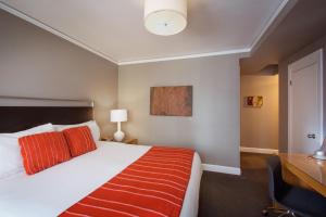 una camera d'albergo con letto e scrivania di Hotel Max a Seattle