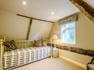 um quarto com uma cama e uma janela em The Lodge - Uk32622 em Swannington