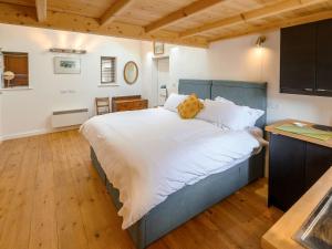 sypialnia z dużym łóżkiem z białą pościelą w obiekcie Holly Cottage w mieście Kettlewell