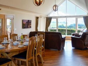 een woonkamer met een tafel en een bank bij Auchen Ladder in Amisfield Town