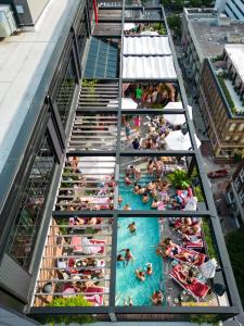 un grupo de personas en una piscina en un edificio en Virgin Hotels New Orleans en Nueva Orleans