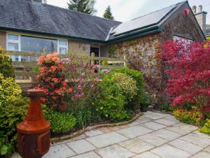 una casa con un ramo de flores en el patio en Town View en Burneside