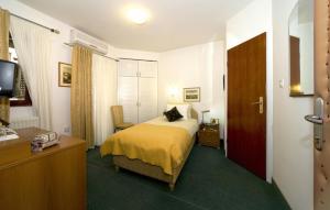 Halvat Guesthouse tesisinde bir odada yatak veya yataklar +123 fotoğraf
