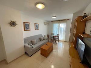 TV a/nebo společenská místnost v ubytování Acapulco III Marina DOR Beach front - Sea views