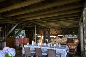comedor con mesa y sofá en Casa Balae, en Nuquí