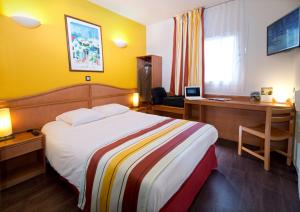 Ein Bett oder Betten in einem Zimmer der Unterkunft Hôtel Roi Soleil Mulhouse-Kingersheim