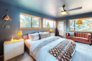 a bedroom with a bed and a couch and windows at Lakeside Landing in Hope