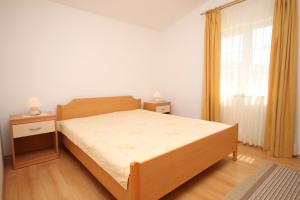 Posteľ alebo postele v izbe v ubytovaní Apartments with parking spaces Pag - 6291
