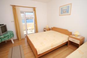 Posteľ alebo postele v izbe v ubytovaní Apartments with parking spaces Pag - 6291