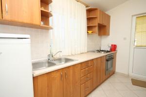 Kuchyňa alebo kuchynka v ubytovaní Apartments with parking spaces Pag - 6291