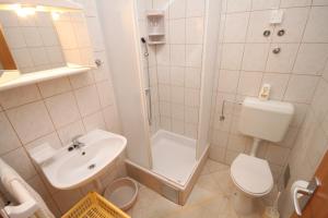 Kúpeľňa v ubytovaní Apartments with parking spaces Pag - 6291 + 37 fotografií