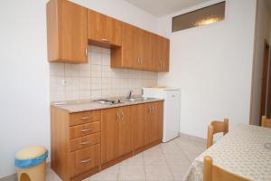 Kuchyňa alebo kuchynka v ubytovaní Apartments with parking spaces Pag - 6291