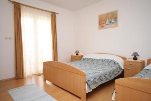 Posteľ alebo postele v izbe v ubytovaní Apartments with parking spaces Pag - 6291