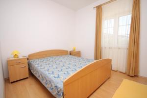Posteľ alebo postele v izbe v ubytovaní Apartments with parking spaces Pag - 6291