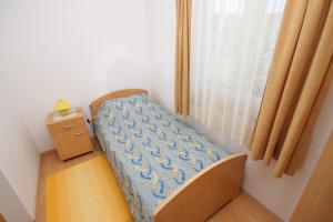 Posteľ alebo postele v izbe v ubytovaní Apartments with parking spaces Pag - 6291