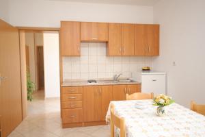 Kuchyňa alebo kuchynka v ubytovaní Apartments with parking spaces Pag - 6291
