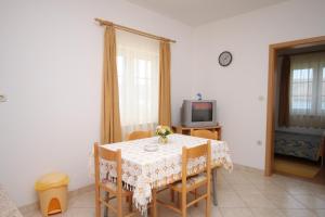 Televízia a/alebo spoločenská miestnosť v ubytovaní Apartments with parking spaces Pag - 6291