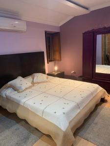 a bedroom with a large bed in a room at Casa do Soto in Milhão