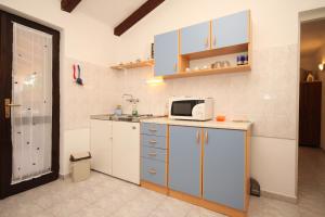 Kuchyň nebo kuchyňský kout v ubytování Apartments with a parking space Artatore, Losinj - 8007