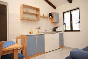 Kuchyň nebo kuchyňský kout v ubytování Apartments with a parking space Artatore, Losinj - 8007