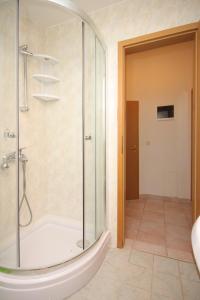 ein Badezimmer mit einer Dusche und einem Glasgehege in der Unterkunft Apartments with parking space Rovinj - 7656 in Rovinj