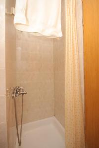 ein Bad mit Dusche und Duschvorhang in der Unterkunft Apartments with parking space Rovinj - 7656 in Rovinj + 31 Fotos