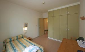 Cama o camas de una habitación en Apartamentos Montserrat Abat Marcet