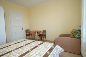 een slaapkamer met een bed en een tafel en stoelen bij Double Room Medveja 7775d in Lovran