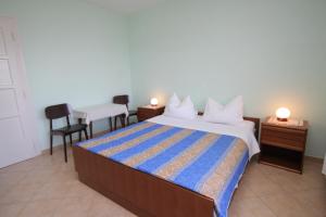 Un pat sau paturi într-o cameră la Double Room Medveja 7775c