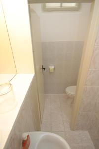 y baño con aseo y lavamanos. en Double Room Medveja 7775b en Lovran