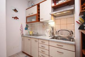 Η κουζίνα ή μικρή κουζίνα στο Apartments by the sea Jelsa, Hvar - 8751