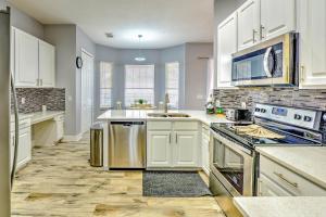Η κουζίνα ή μικρή κουζίνα στο Private Pool, Game Room, Near Disney And Universal!!